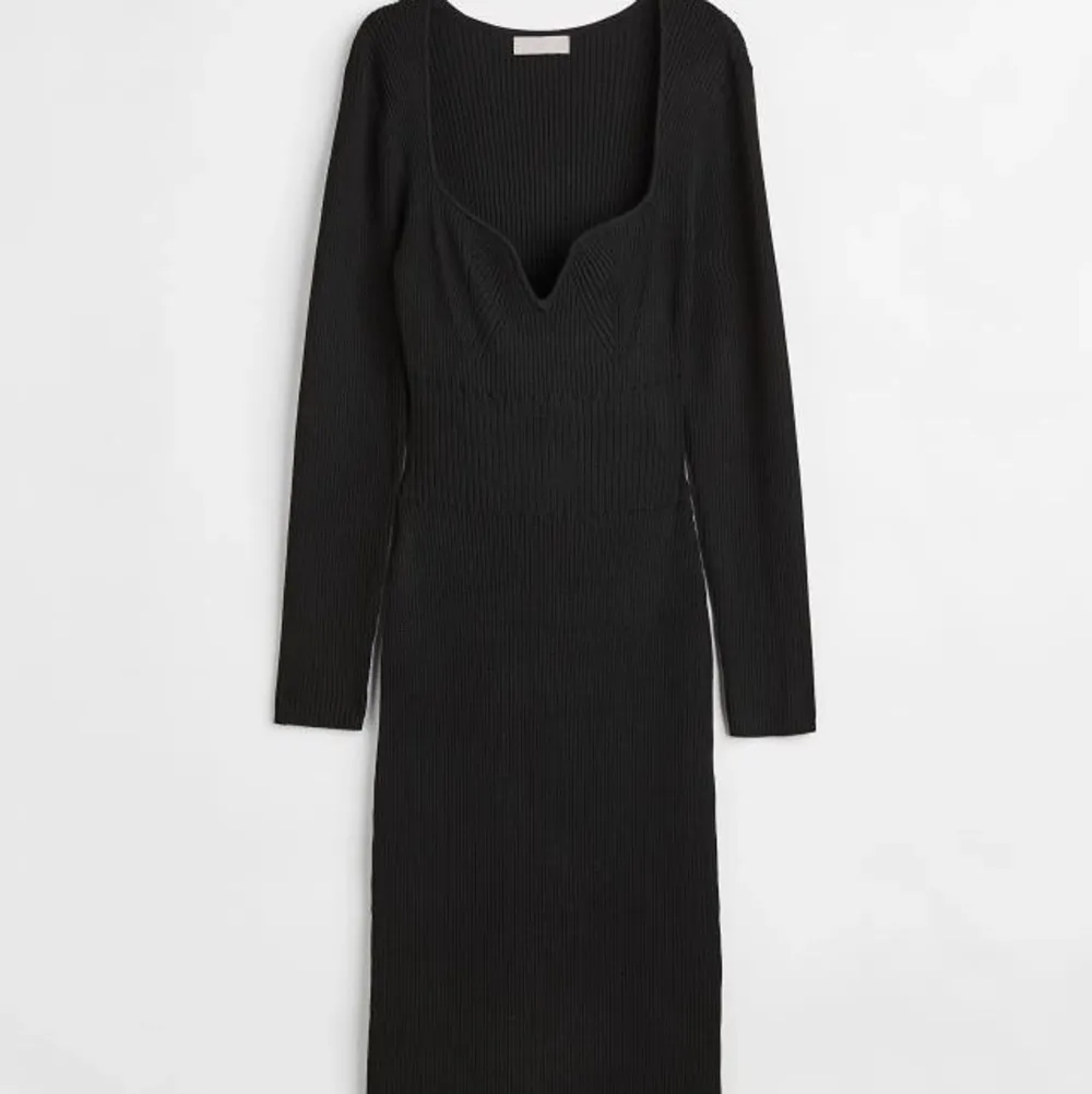 Söker denna klänning från H&M i storlek XS. Ribbstickad långklänning. Klänningar.