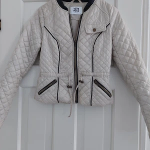 Snygg beige jackan - Snygg beige jacka i xs från vero moda, 200kr 