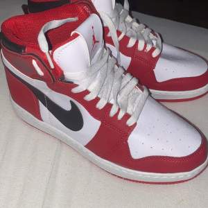 Jordan 1 skor röda och är helt nya