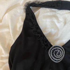 Halternecktopp - Svart topp som passar bäst på M😊