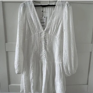 Zara klänning i xs - Superfin klänning från zara i storlek XS! Endast använd en gång på nyår detta året så är helt som ny! Nypris är 560kr, mitt pris 300kr plus frakt💕