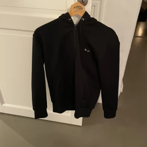Comme des Garcons play zip hoodie - Säljer då den är för liten, bra skick. Pris kan diskuteras och köparen står för frakten. Skriv för fler bilder. Nypris 2700 kr 