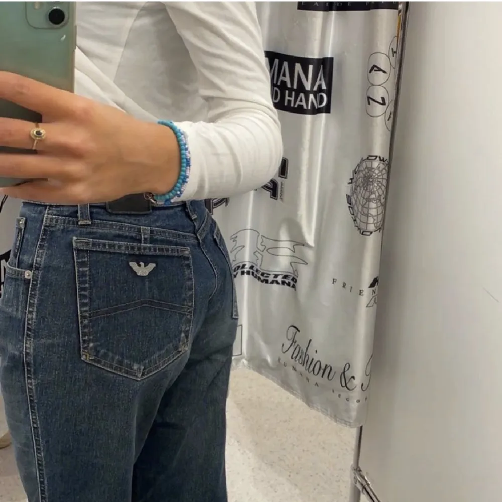 Fina lågmidjade armani jeans som tyvär inte kommer till användning längre.  Jag är 163 och dom sitter perfekt i längden. Köp direkt för 500kr!. Jeans & Byxor.
