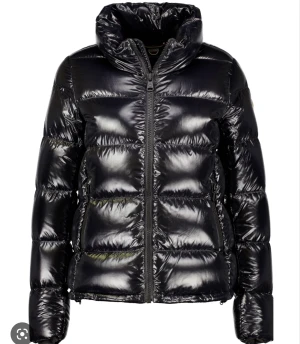 Colmar jacka - Säljer min jättesnygga Colmar jack!!! Snygg att ha nu på vintern och passar perfekt när de kallt❄️🥶 Jackan har ett litet hål i armen men de syns kanppast💙 skriv om mer bilder eller sånt💙❄️