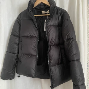 Puffer Jacket  - Säljer en helt oanvänd Puffer jacket ifrån Stradivarius, lappen är kvar! Storlek S. Först till kvarn 350 kr+frakt!