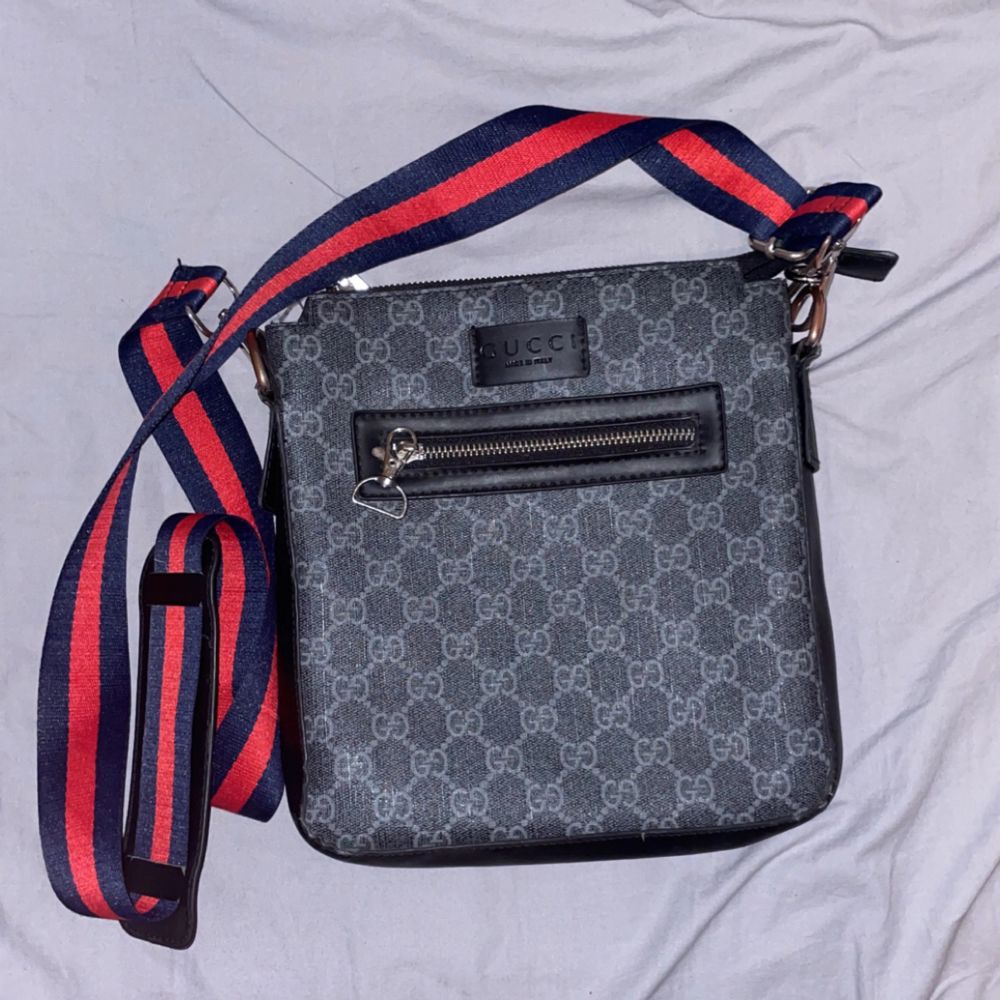 Svart Gucci Messenger Väska A-Kopia | Plick Second Hand