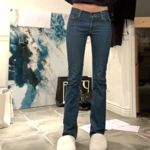 Lågmidjade bootcut jeans  - Säljer mina as snygga lågmidjade bootcut jeans från tiger of Sweden . St 29/32.  Ja brukar ha st 25/26 i midjan och 29 passade ändå perfekt ❤️ Jag är 168 o dessa passar mig perfekt i längden 