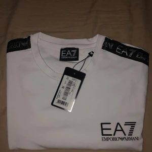 Armani t shirt  - Beställde denna t shirt och den var för stor.  10/10 skick Har bara testat den aldrig använt ute.