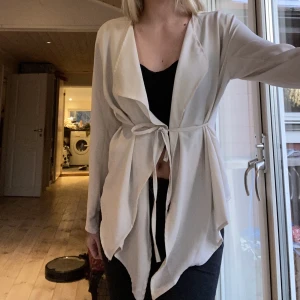 Blazer från Ellos - En beige/vit blazer ifrån Ellos! Luftig och härlig, har knytning i midjan för att få fin passform. Storleken är 42 men skulle säga att denna passar en M eller mindre L, jag är S/M och kan ha denna 🤎
