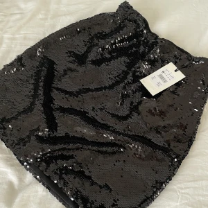 Paljett Kjol - Super fin paljett kjol från Cubus☺️ Oanvänd i storlek 34. Buda från 200kr💗