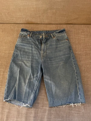 blåa, långa jeansshorts  - säljer dehär mellanblåa och lite längre jeansshortsen köpta ifrån monki! köptes för lite mer än ett år sen men har knappt använts och därför så säljer jag de! köptes för ca 200kr men jag säljer för 65kr+frakt💙 
