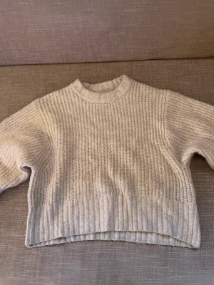 stickad tröja - säljer supersöt stickad tröja ifrån monki! har tyvärr växt ur den! köptes för mer än ett år sen och betalade ca 150kr men säljer för 45kr+frakt🤍