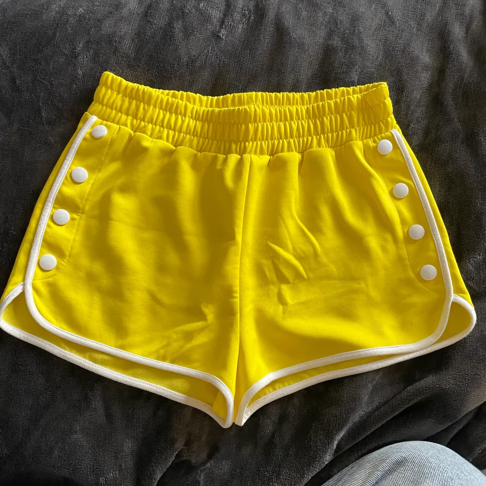Gula shorts från Topshop inköpta i Köpenhamn. Mycket bra skick - aldrig använda. Tveka inte med att ställa frågor eller få fler bilder <333. Shorts.