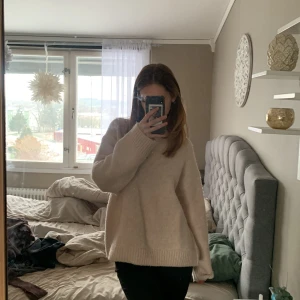 Oversized stickad tröja från Hm💘🫶🏼🥰 - Super mysig stickad tröja från hm, använd endast ens gång, mer ljusrosa än vad kameran tar upp💘 köpt för 399 men säljer för 200