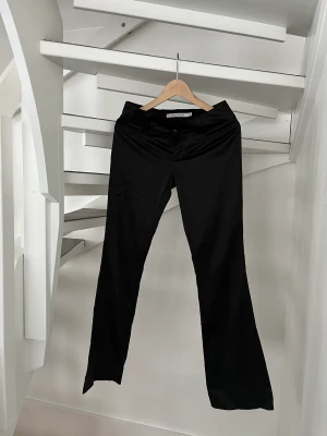 Byxor - Utsvängda byxor med låg midja