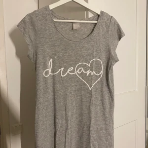 Nattlinne grå - Säljer detta gråa nattlinne med tryck ifrån Kappahl 