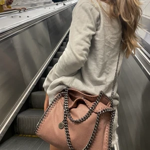 Stella McCartney väska  - Äkta väska från stella mccartney, äktighetsbevis finns. Storlek small 