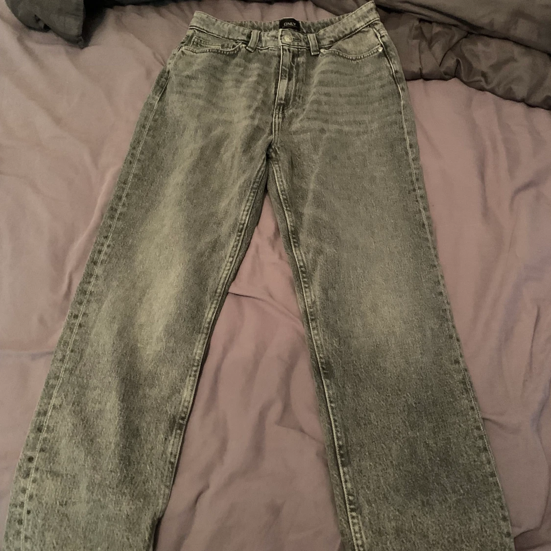 Gråa jeans
