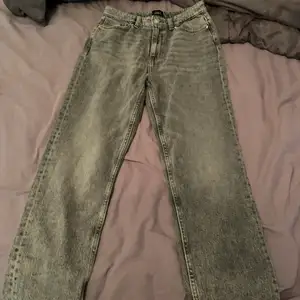 Ett par gråa jeans från Only, med lite fransar längst ner på benen. Aldrig använda då jag köpte fel storlek och dom är för små för mig. Därför ingen bild med dessa på. Väldigt fint skick. Köparen står för frakten.