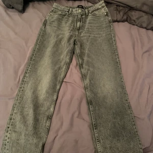 Gråa jeans  - Ett par gråa jeans från Only, med lite fransar längst ner på benen. Aldrig använda då jag köpte fel storlek och dom är för små för mig. Därför ingen bild med dessa på. Väldigt fint skick. Köparen står för frakten.