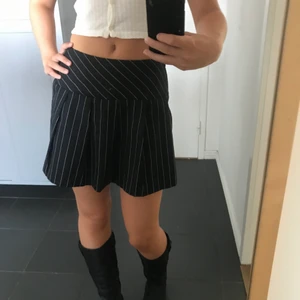 randig tenniskjol - säljer denna fina mörkblå randiga tenniskjol i 00s stil, storlek 34⭐️⭐️⭐️