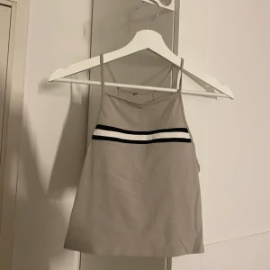 Croppad linne - Säljer detta croppade linne ifrån H&M (obs storlek är M men den passar lika bra på dem som har storlek S)