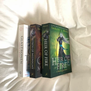 Throne of Glass av Sarah J maas  - Glastronen är på svenska, är i helt okej skick  Crown of Midnight och Heir of fire är i nyskick och är på engelska.  Säljer böckerna ALLA tillsammans för 36kr + 79kr frakt 