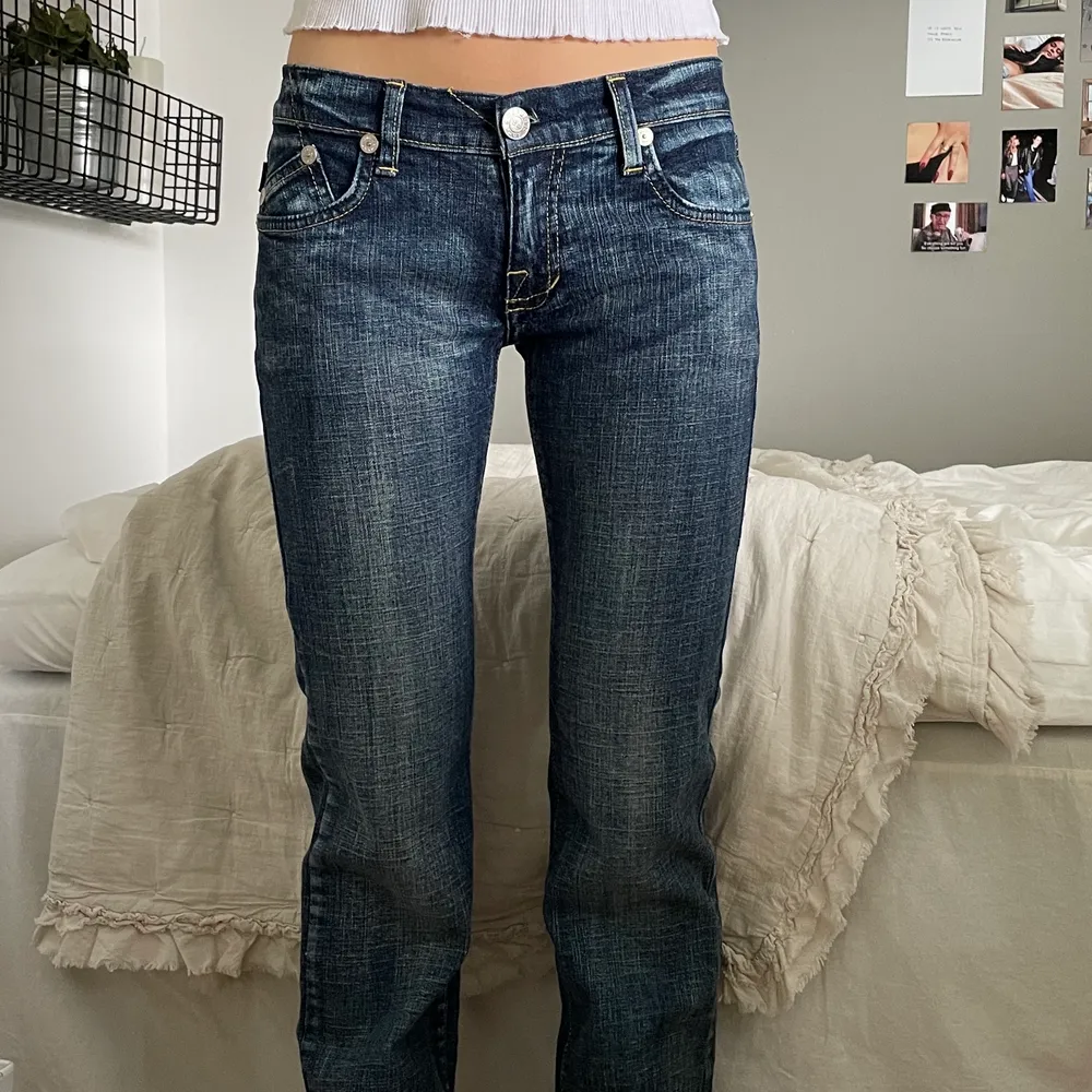Jättesnygga low rise jeans från Victoria Beckham x Rebel Republic i väldigt bra skick. Storlek 27 och säljer endast pga lite stora och några centimeter långa på mig som är 164. Buden är bindande.. Jeans & Byxor.