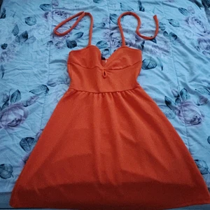 En ny klänning  - Jag köpte den från HM men den var för lite så jag kunde inte ha på mig den plus så tappade jag bort kvittot så det är det för jag säljer den jag köpte den för 50 kr och vill sälja den för 40 kr 