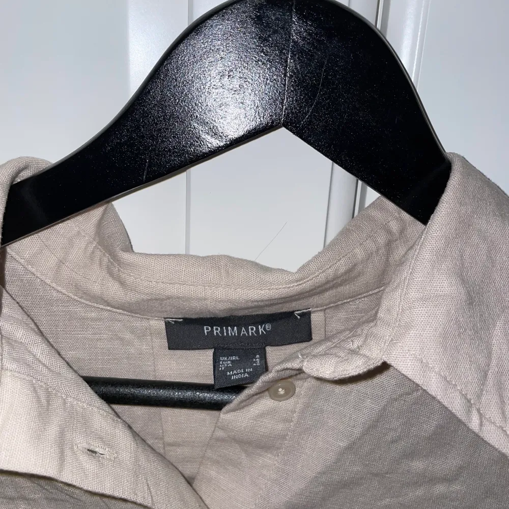 Croppad beige skjorta som aldrig är använd. Är i typ linne material. 100+66 (frakt) . Skjortor.