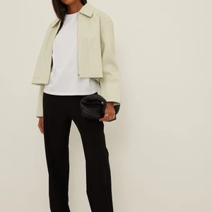 Klassisk läderjacka - PU-läderjacka från NAKD. Knappt använd. Väldigt ljusgrön/vit-ish färg. 💚