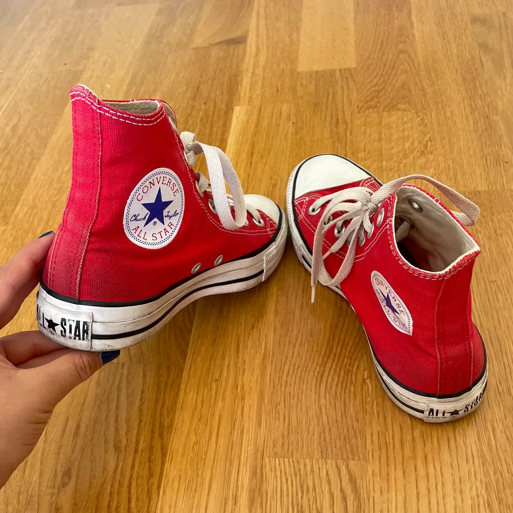 Säljer röda converse i storlek 37.5 (passar mig som har 38). Säljer skorna då de inte kommer till användning längre. Kostar 300kr exklusive frakten❤️. Skor.