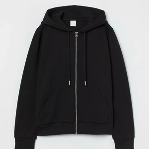 Svart zip hoodie - Säljer min oanvända svarta zip hoodie ifrån HM Storlek M men sitter som en S