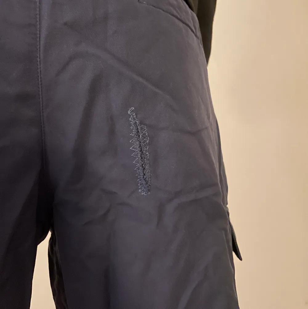Cargo byxor ifrån Nike, köpta för 750 men har ett hål som har sytts igen ( Se bild 2 ). Storlek XS.. Jeans & Byxor.
