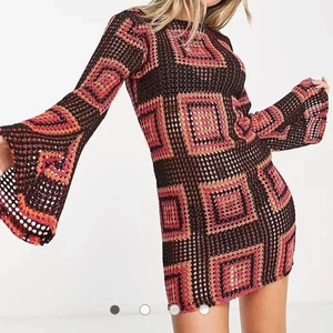 Stickad klänning🤠 - Säljer min oanvända klänning💕 Den är orange- och rosarutig, har utsvängda armar och en låg urringning i ryggen. Den är rätt så kort, sträcker sig till mitten på låren på mig som är 164cm😊