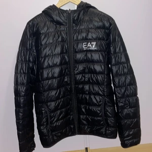 Äkta Emporio Armani jacka (Svart) - Äkta Armani köpt från JD för 1900kr Skick 6,5/10 använt ett par gånger. Strl L