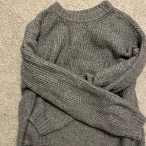 Jätte mysig grå stickad tröja! - Super fin och gosig perfekt till hösten! 