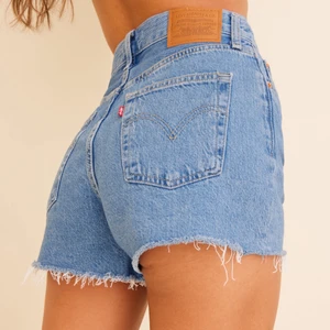 Levis shorts - Säljer mina Ribcage shorts från Levis! Knappt använda. Väldigt bra skick, inga defekter. Storlek 25. Original pris ligger på 649kr men säljer för 200kr