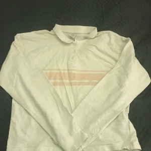 Långärmad tröja med krage  - Fin långärmad tröja med krage! Använts en del men ändå i bra skick! Den är i barnstorlek men kan tänka mig att den passar dig som har xxs/xs också!❤️ OBS fraktpris ändras om köp ej sker via plick! 