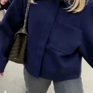 Na-kd jacka - Funderar på att sälja denna drömmiga och eftertraktade jacka från Na-kd. Skicket är jättebra. Storlek 36. Buda!! 🤍 Obs lånade bilder av säljaren jag köpte av