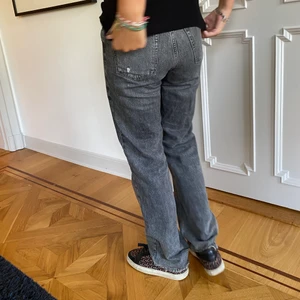 Gråa jeans  - Skit snygga jeans som är lite hogre i midjan, skulle säga mid Rise beror på hur högt upp man vill ha dem. Jag är 176