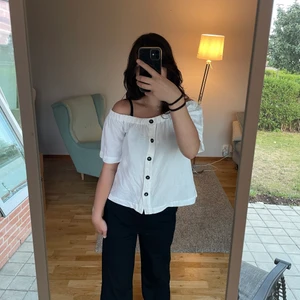Blus - Jättesöt off shoulder tröja med justerbara knappar. Knappt använd! 