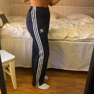Adidas raka byxor strl 36 - Raka mörkblåa adidasbyxor med vita ränder. 100 polyester. I bra skick med dragkedja både för fickor och nere i byxbenet. Passar XS lösare eller S tajtare (som mig på bilden). Nypris 599kr🌻  (Köparen står för frakt) 