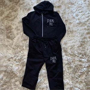 Dior dress/dam  - Ny skick, storlek S. Finns bara i svart. Vid intresse skicka pm! 