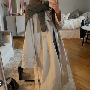 Oversized trenchcoat - ej mina bilder!!! Sjukt snygg oversized trenchcoat från Junkyard i strl XS (skulle definitivt även kunna passa en S-M). Perfekt nu till hösten eller till våren 🌸 Använd men är i gott skick. PM för bilder