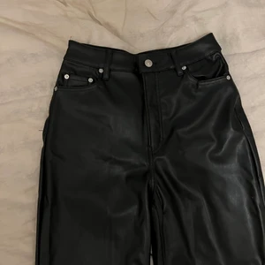Svarta skinnbyxor från H&M - Använda endast en gång så väldigt fint skick. Storlek 34 men passar även mig som har 36/38 då de är väldigt mycket stretch. Frakt ingår i priset!