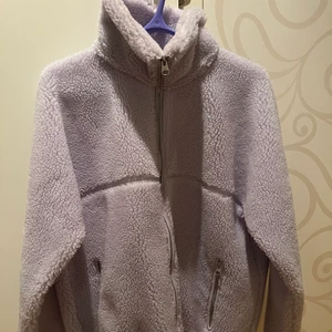 Jacka - Jättefin jacka från Arket köpt på Afound för typ 345kr, och använd fåtal gånger så säljer för 300 och då kan eventuell frakt ingå 💜 finns lite spår av smink på kragen men det är inga problem att tvätta i maskin. Den passar S/M 