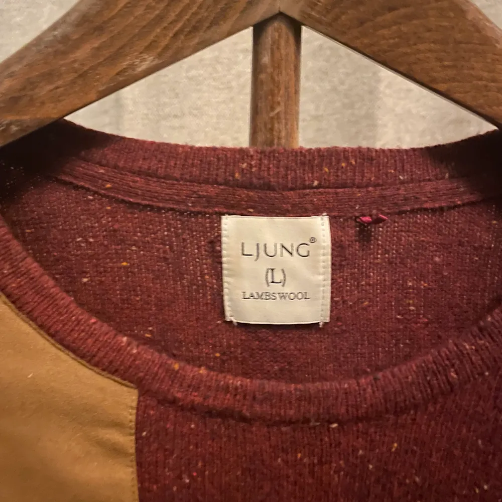 Knappt använd Ljung tröja i prickigt burgundy färg med brunt mocka över ena axeln köpt för ca 800kr. Tröjor & Koftor.