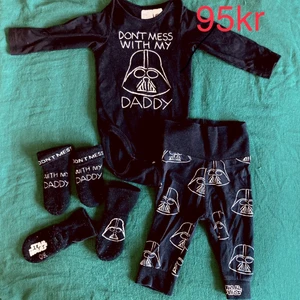 Starwars set strl 62 - Sätt Star Wars babyset i strl 62.  1 Body, 1 byxa och 2 par antiglid sockor.   Perfekt att överraska på ex farsdag.   Rök- och djurfritt hem.   Skickar inom en vecka efter mottagen betalning. 