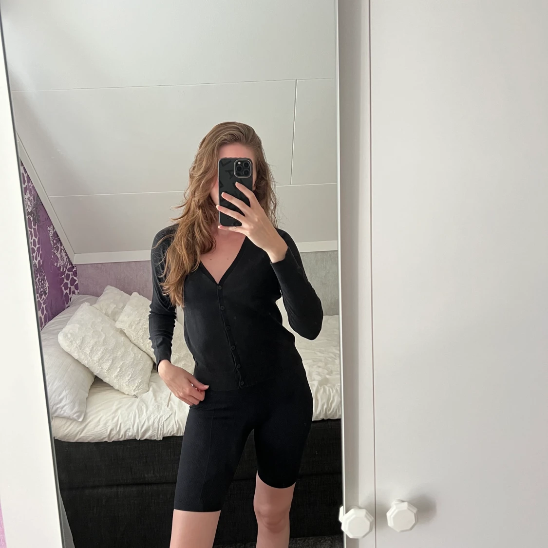 H&M | Svart kofta med knappar - 90